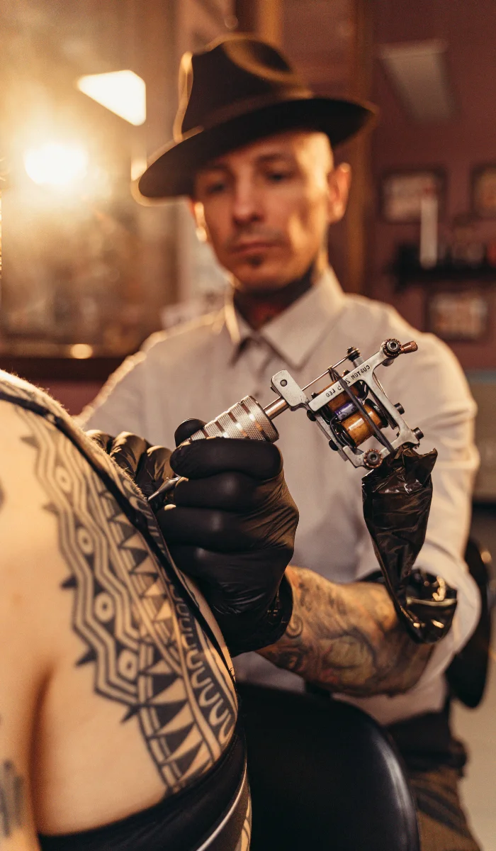 Tatuador trabajando en una sesión de espalda